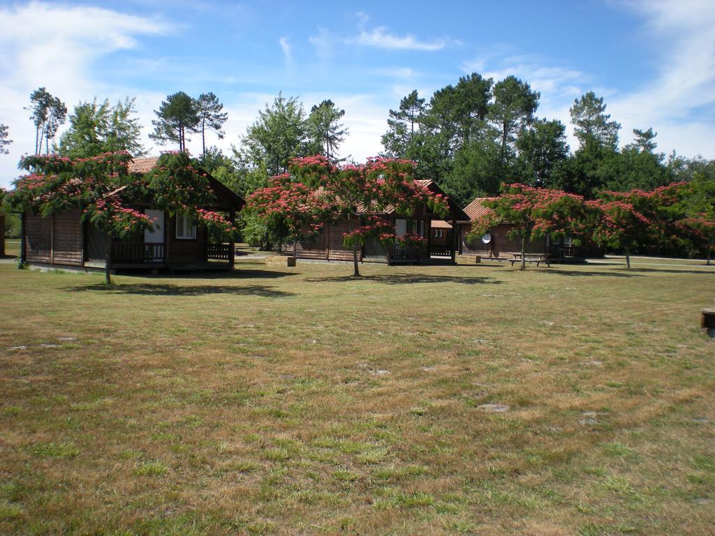 Camping Familial Les Chalets D'Uza Luaran gambar