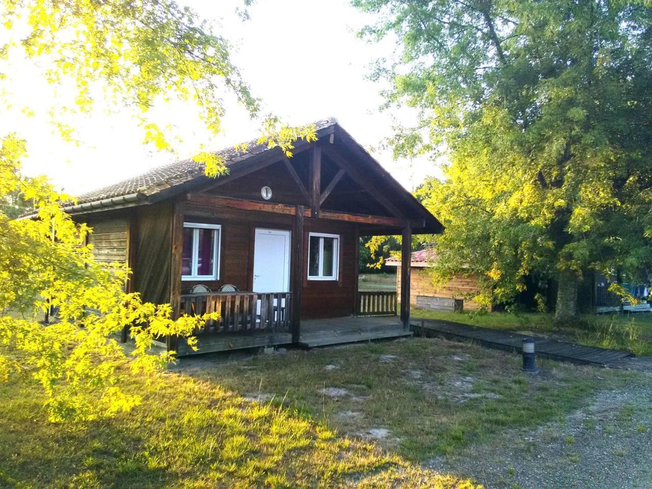 Camping Familial Les Chalets D'Uza Luaran gambar